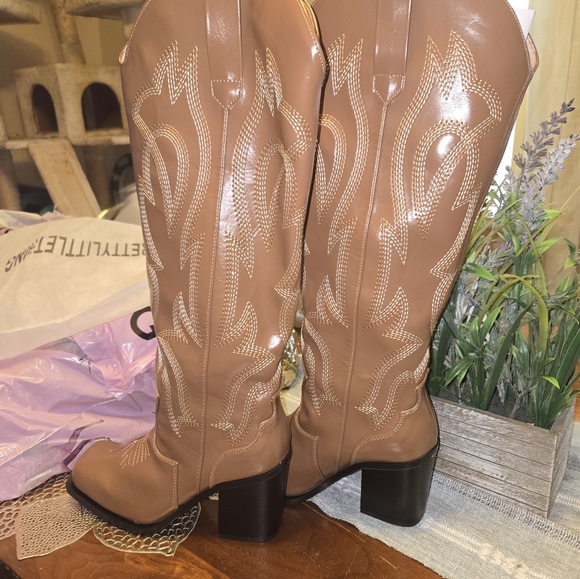 Stylish Tan Cowboy Boots - Picture 4 of 4